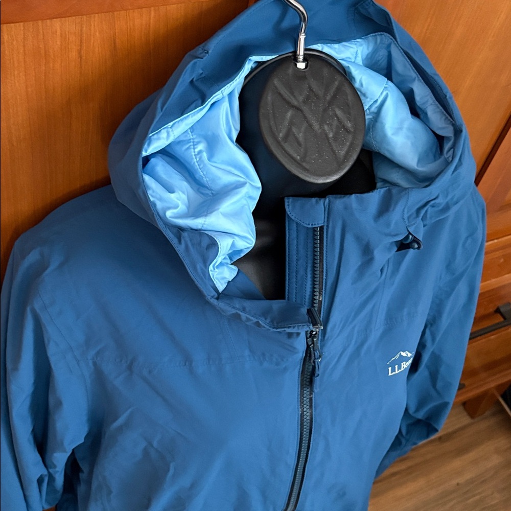 LL Bean Women's Waterproof PrimaLoft Packaway Jacket in dark marine blue - Picture 3 of 12
